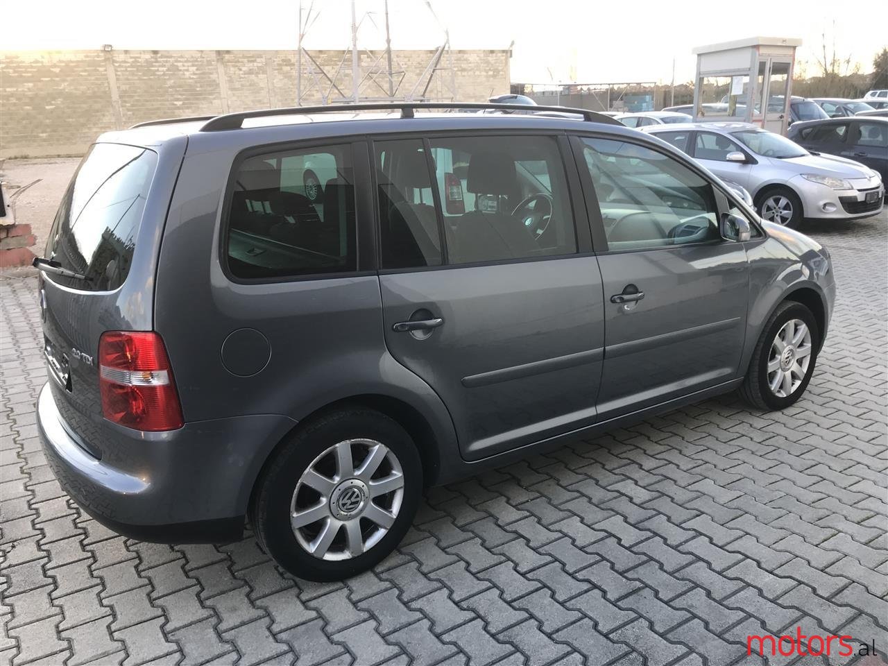 2004' Volkswagen Touran photo #4