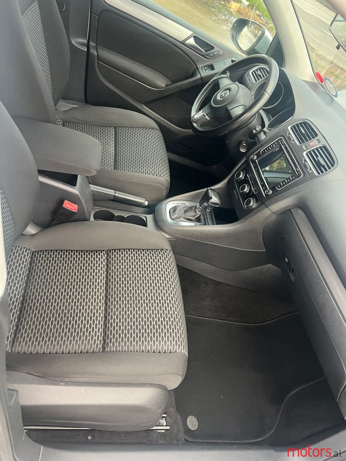 2009' Volkswagen Golf photo #4