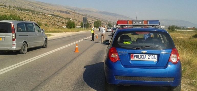 Përplasen dy makina në aksin Fier-Vlorë, plagosen pesë persona