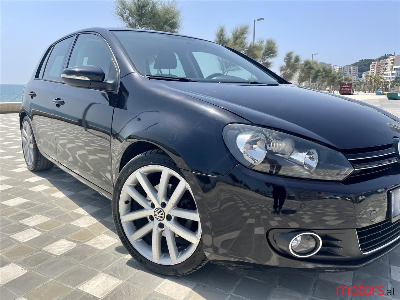 2010' Volkswagen Golf photo #2