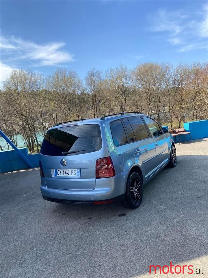 2008' Volkswagen Touran photo #4