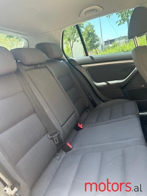 2008' Volkswagen Golf photo #5