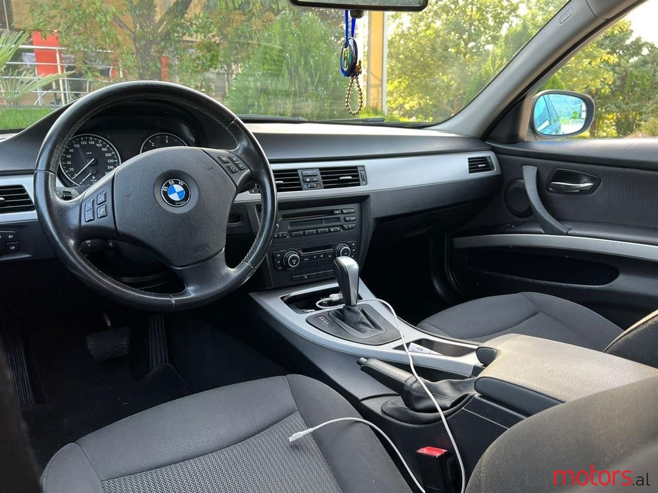 2010' BMW 318 photo #2