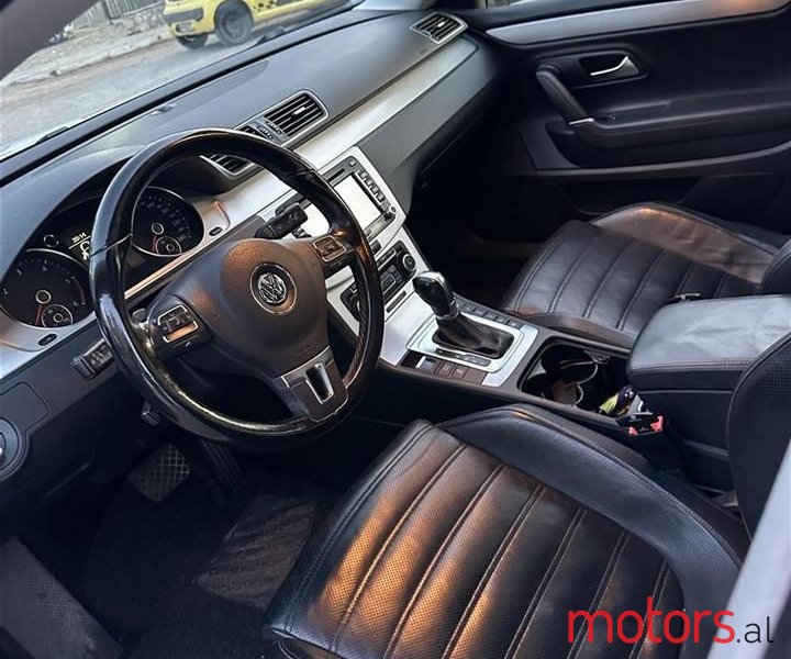 2011' Volkswagen Passat photo #3