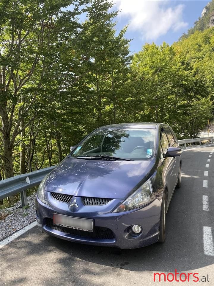 2006' Mitsubishi Grandis photo #1