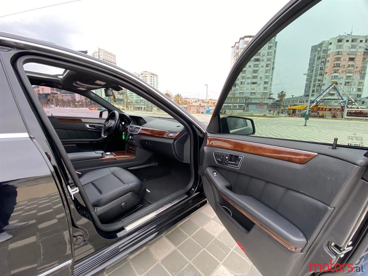 2011' Mercedes-Benz E 350 photo #3