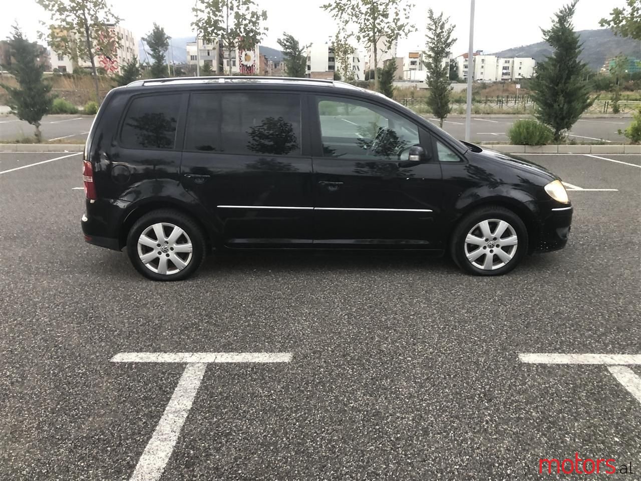 2009' Volkswagen Touran photo #5