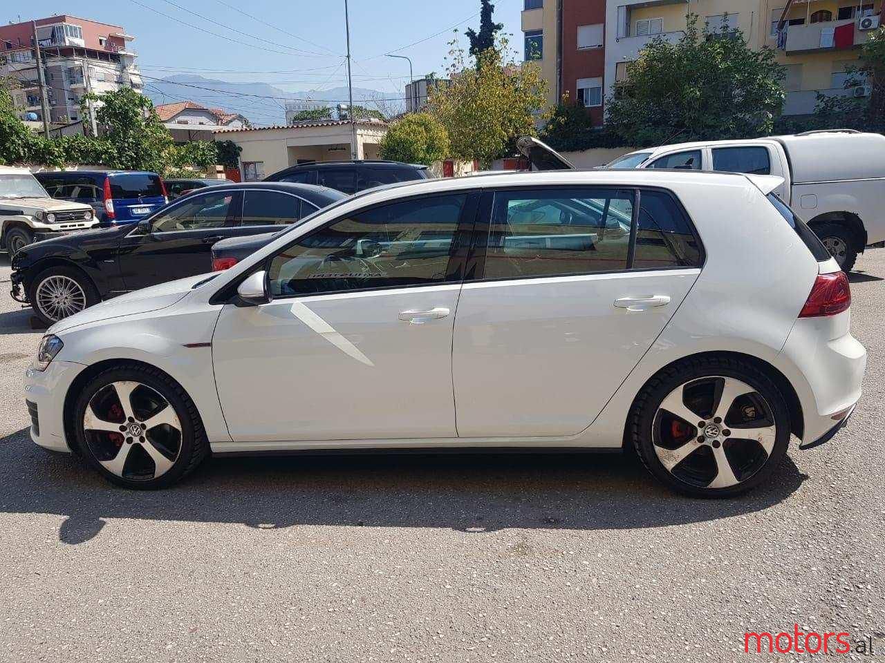 2015' Volkswagen Golf photo #2
