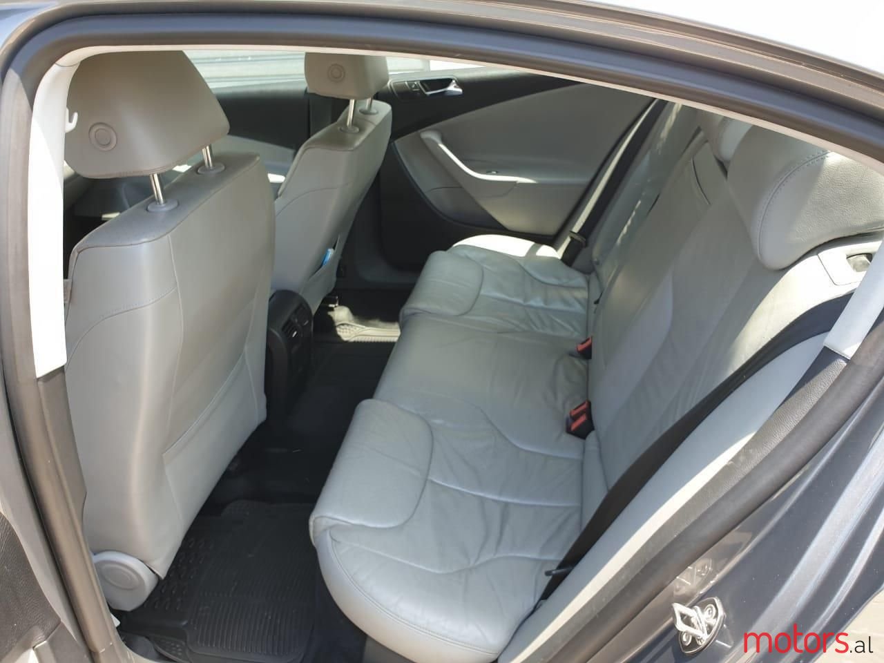 2007' Volkswagen Passat photo #3