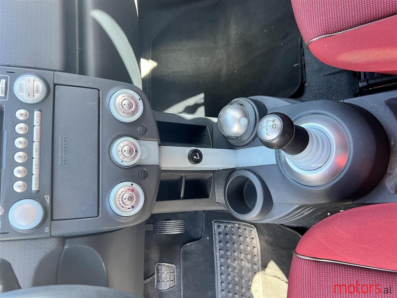 2004' Mitsubishi Colt photo #2