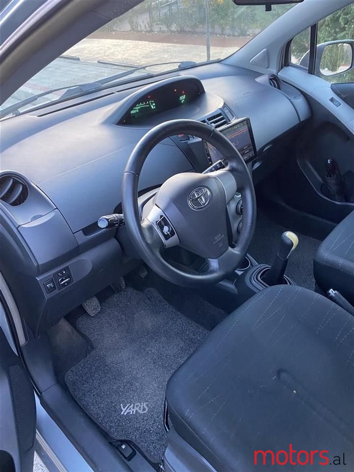 2006' Toyota Yaris photo #2