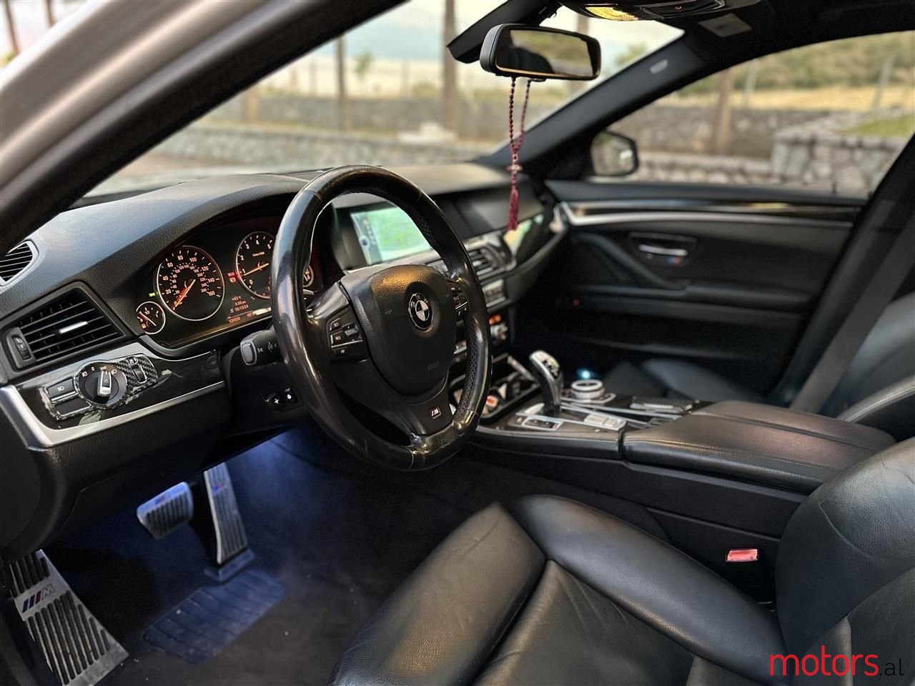 2011' BMW 550 photo #1