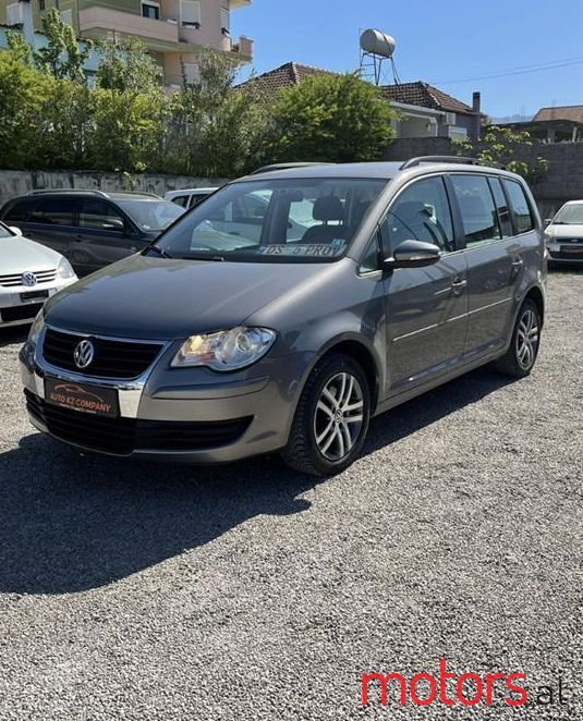 2010' Volkswagen Touran photo #1