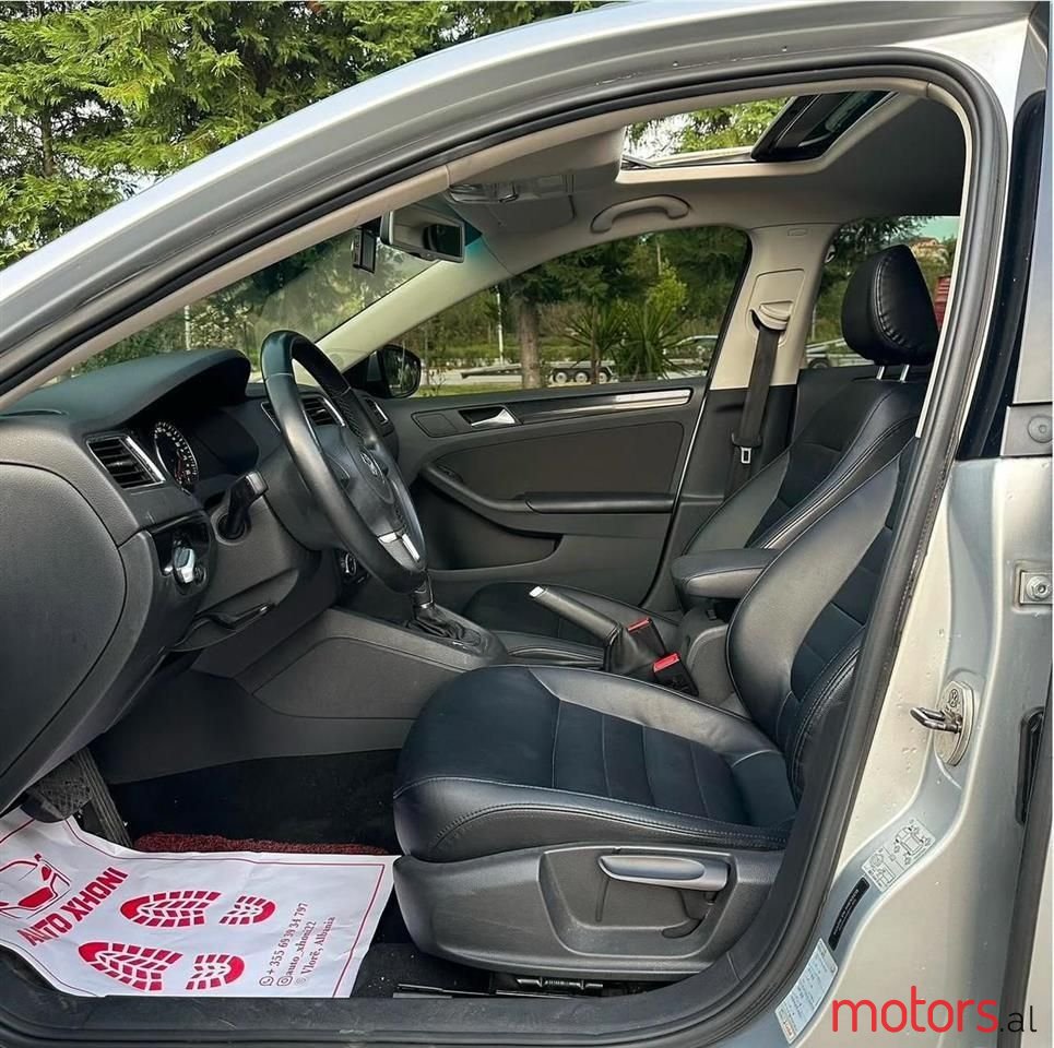 2012' Volkswagen Jetta photo #3