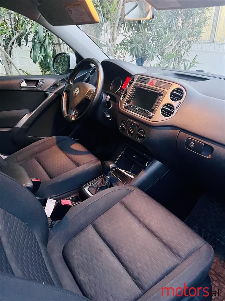 2010' Volkswagen Tiguan photo #3