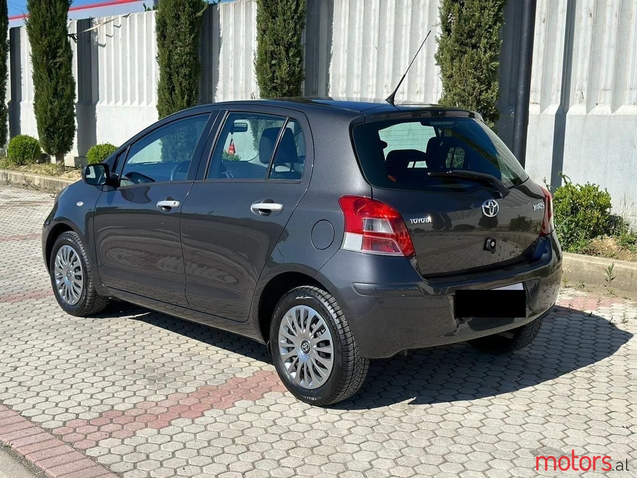 2011' Toyota Yaris photo #2