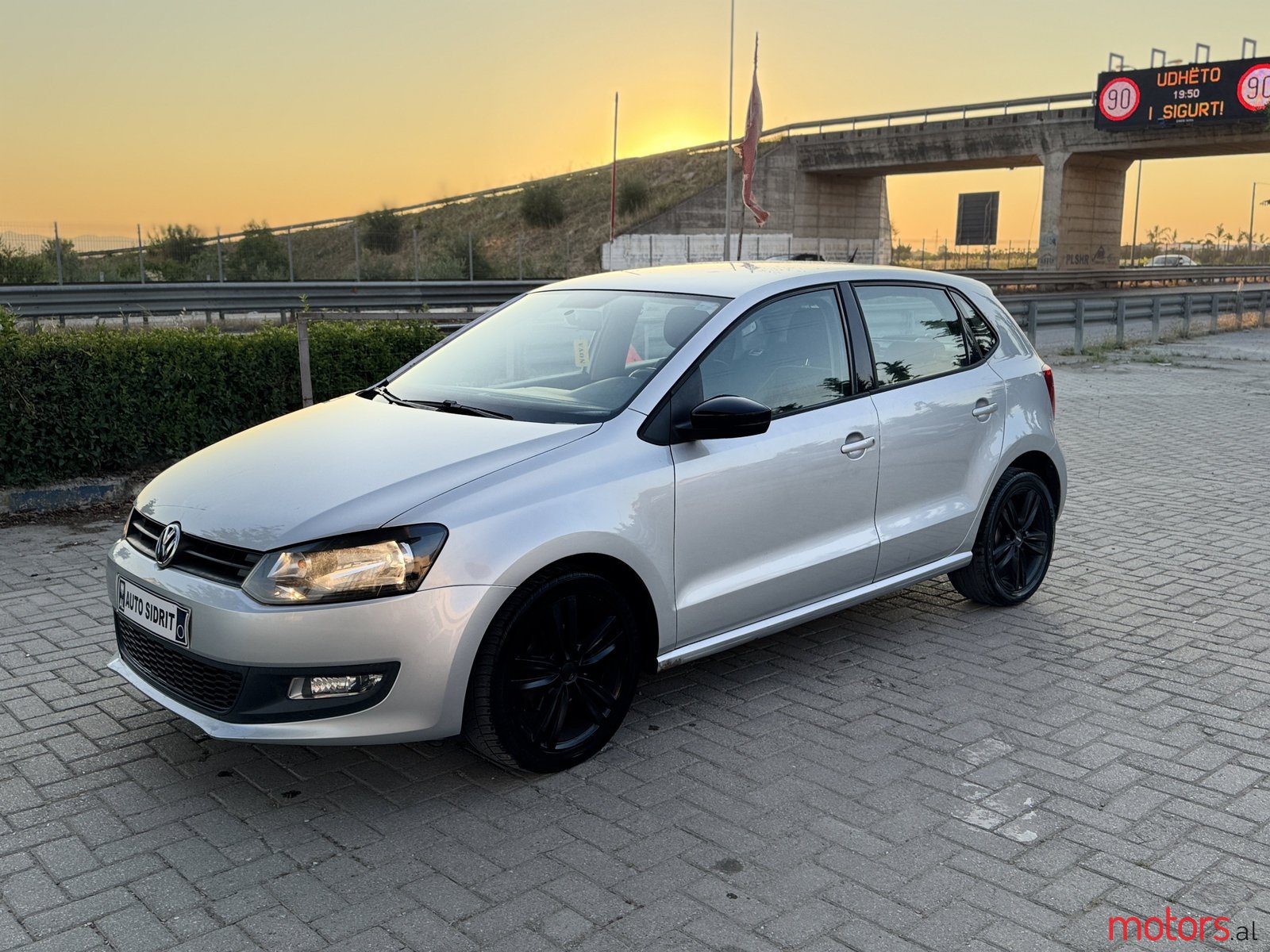 2011' Volkswagen Polo photo #1