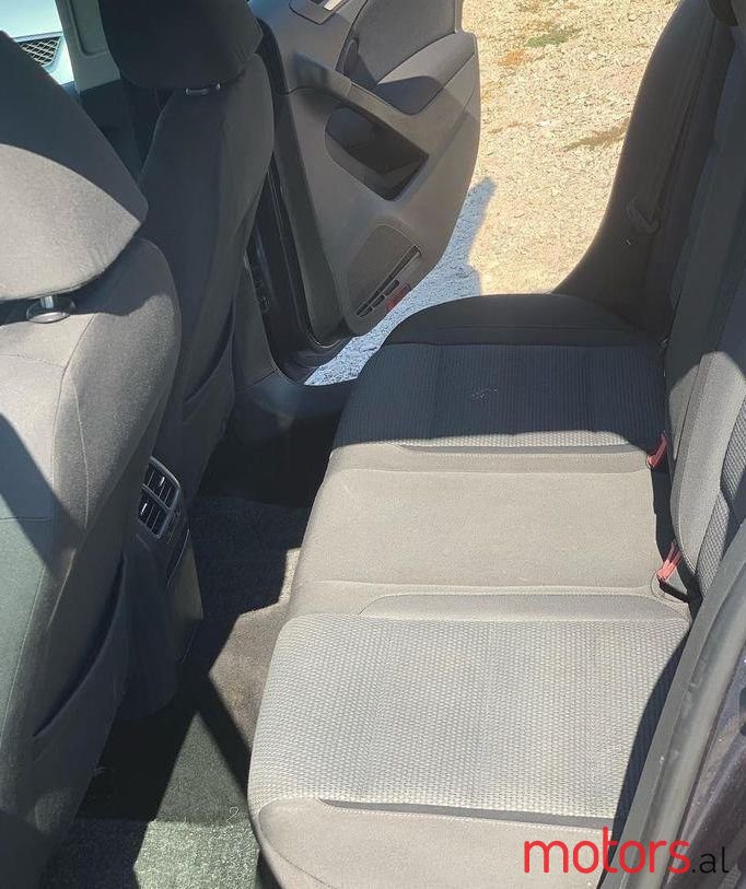 2009' Volkswagen Golf photo #5