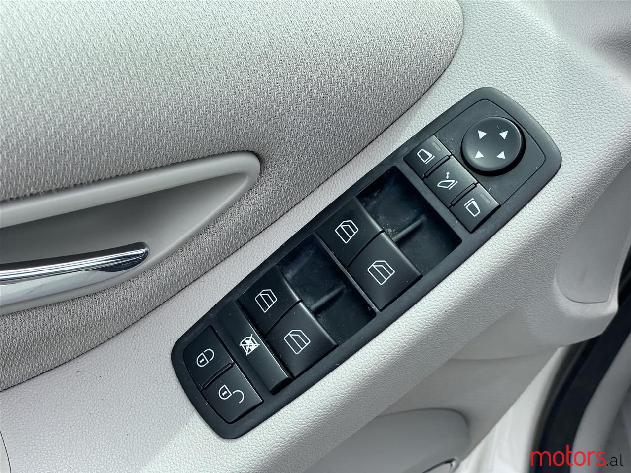 2011' Mercedes-Benz B 200 photo #2