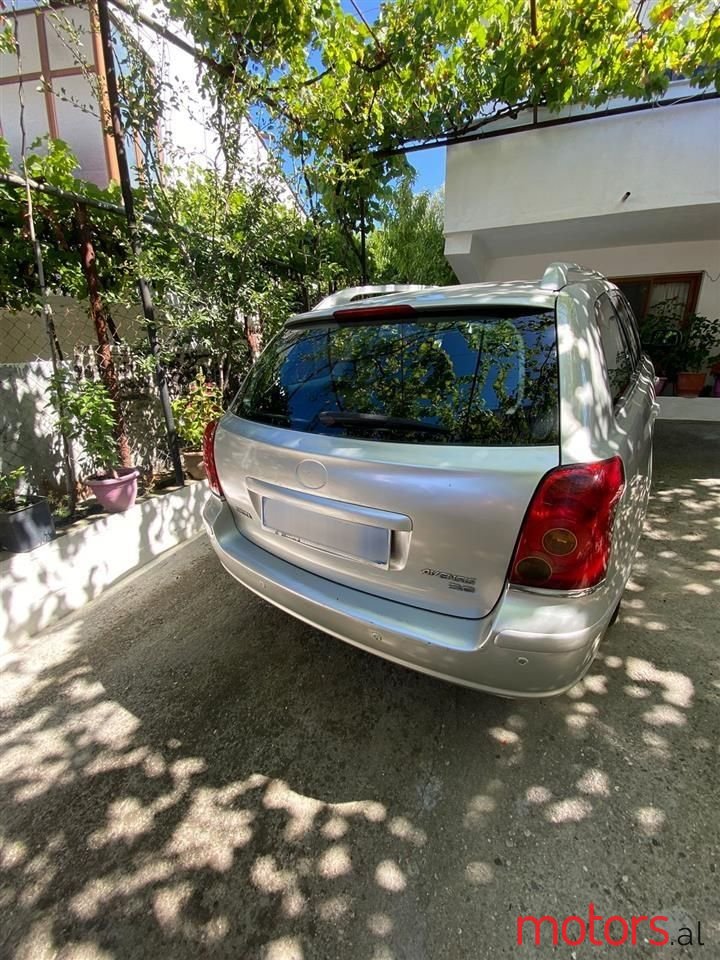2004' Toyota Avensis photo #4