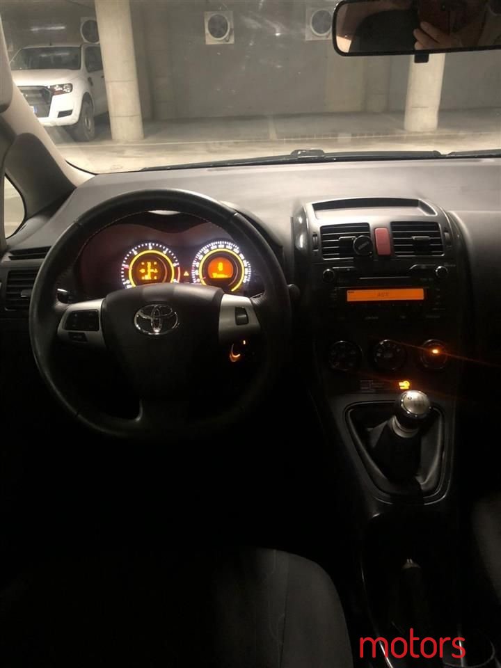 2011' Toyota Auris photo #6