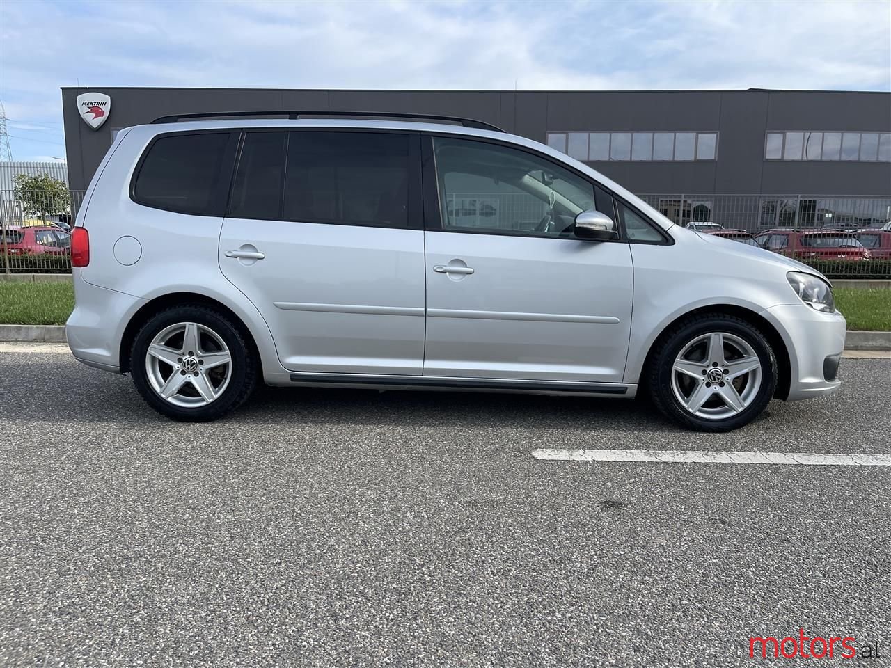 2011' Volkswagen Touran photo #4