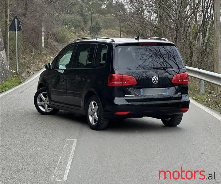 2011' Volkswagen Touran photo #3