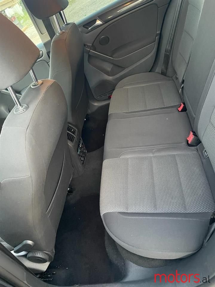 2011' Volkswagen Golf photo #2