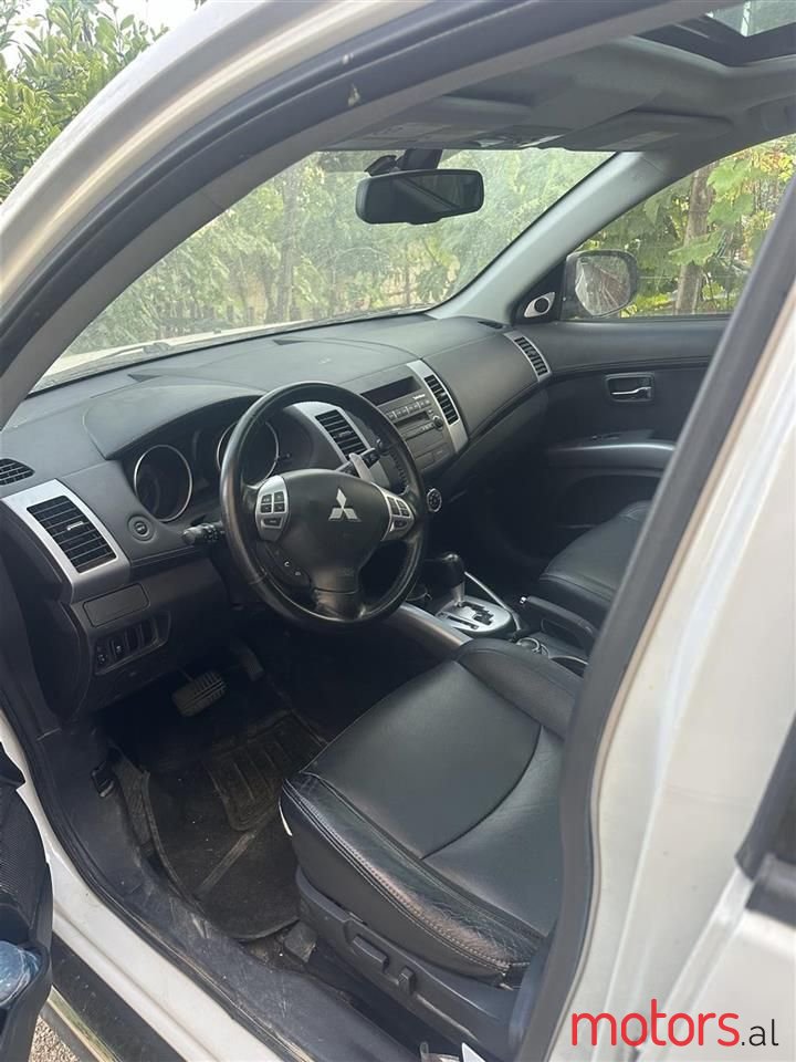 2010' Mitsubishi Outlander photo #6