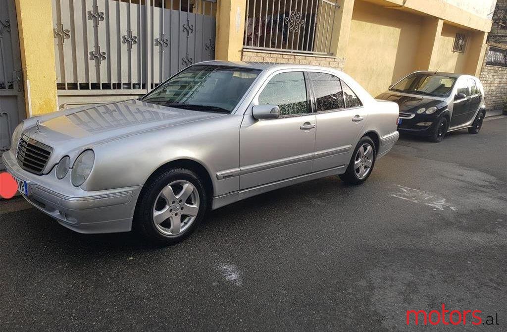 2001' Mercedes-Benz E 220 photo #1
