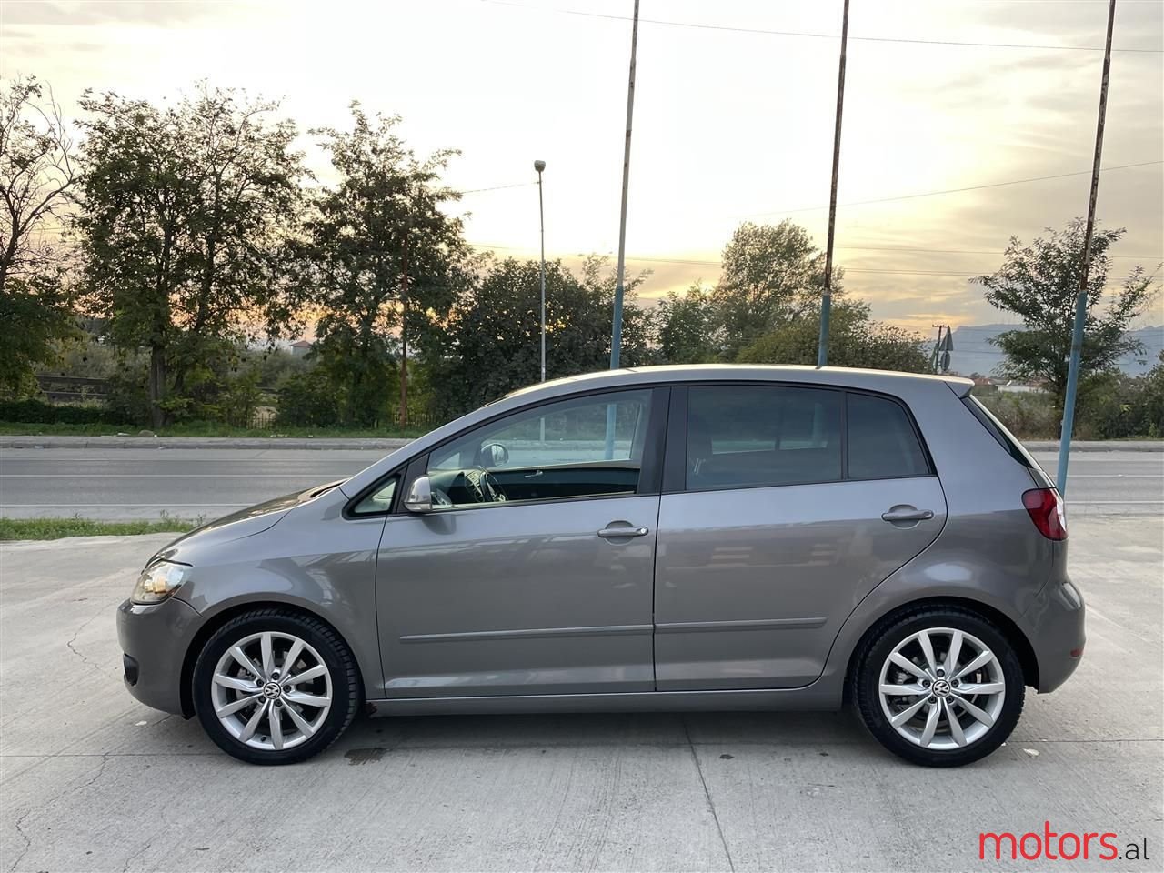 2010' Volkswagen Golf photo #3