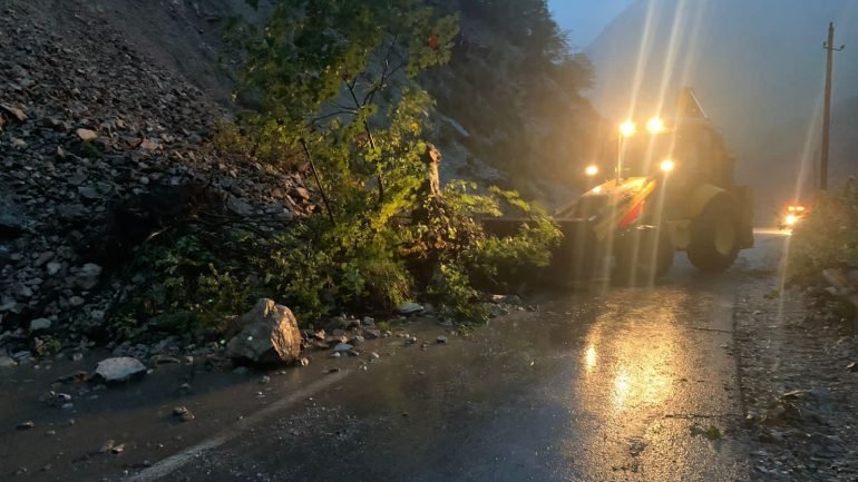 Reshjet e shiut, ARRSH: Në rajonin Verior rënie gurësh në disa rrugë