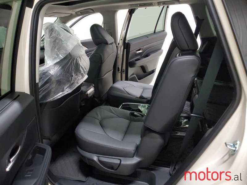 2024' Toyota Highlander photo #5