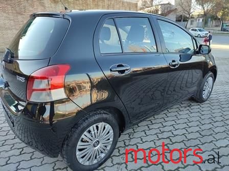 2011' Toyota Yaris photo #2