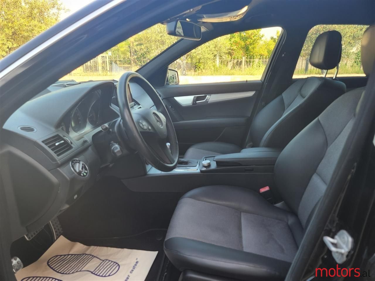 2009' Mercedes-Benz 220 photo #1