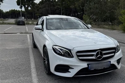 2017' Mercedes-Benz E 220
