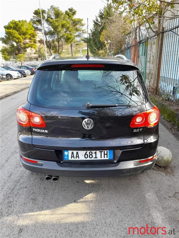 2011' Volkswagen Tiguan photo #3