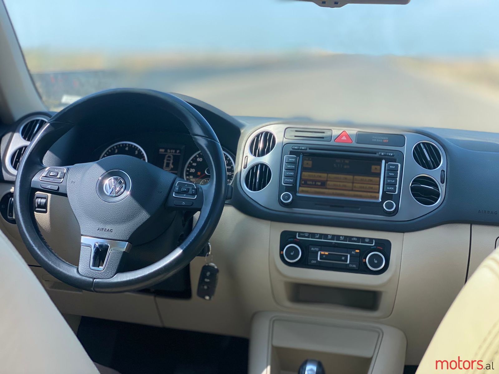 2011' Volkswagen Tiguan photo #6