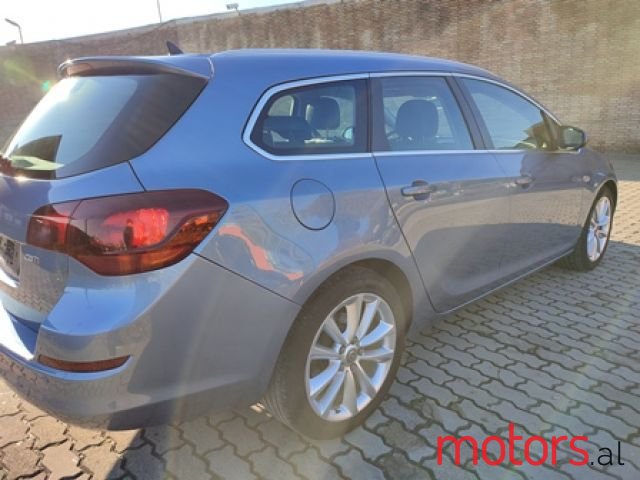 2011' Opel Astra photo #5