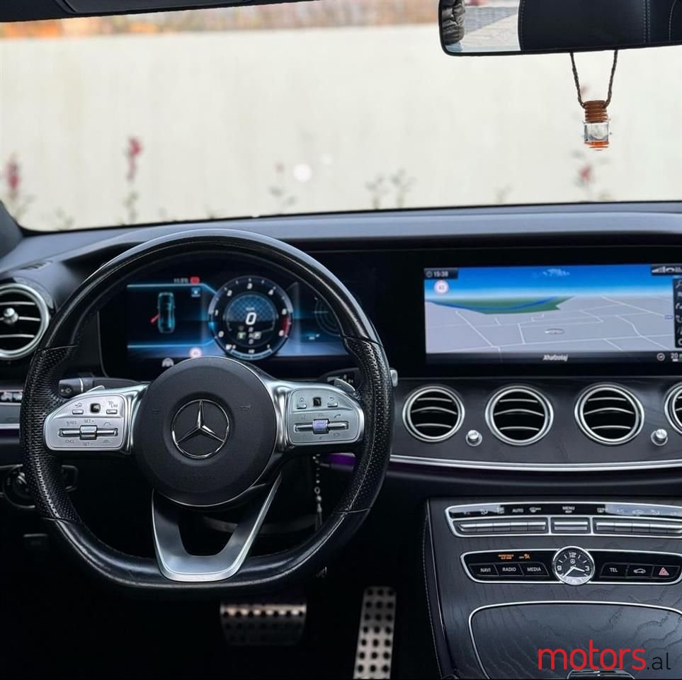 2019' Mercedes-Benz E 400 photo #4
