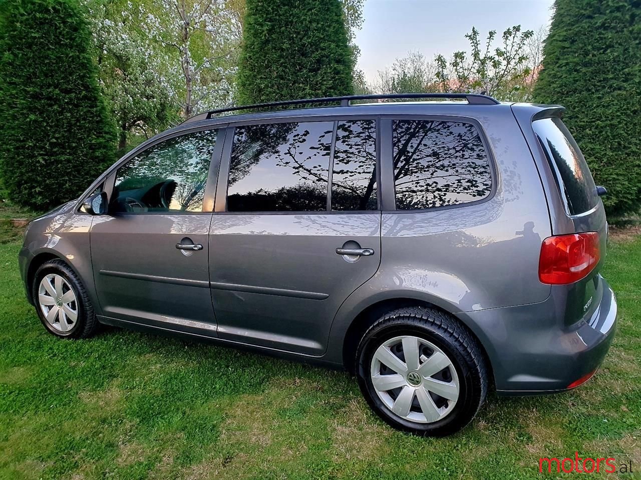 2010' Volkswagen Touran photo #1