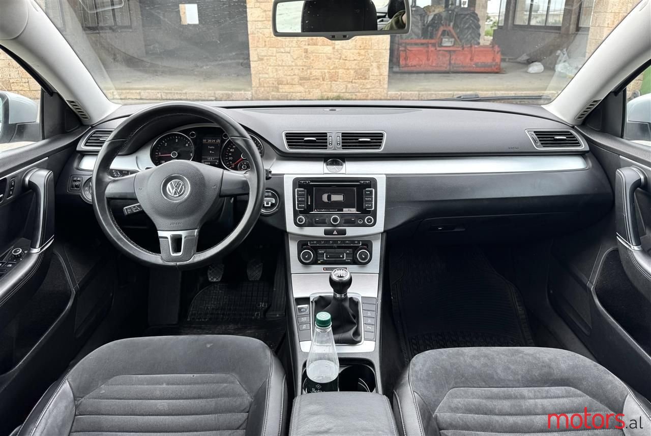 2015' Volkswagen Passat photo #5