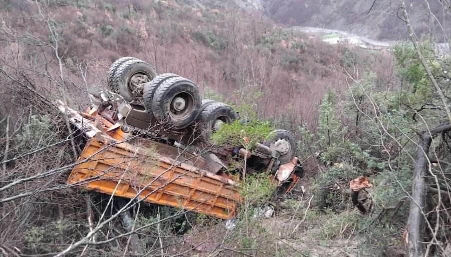 Aksident i rëndë në Gramsh, kamioni del nga rruga dhe bie në humnerë! Infermierja një prej viktimave, mësuesja dhe shoferi…