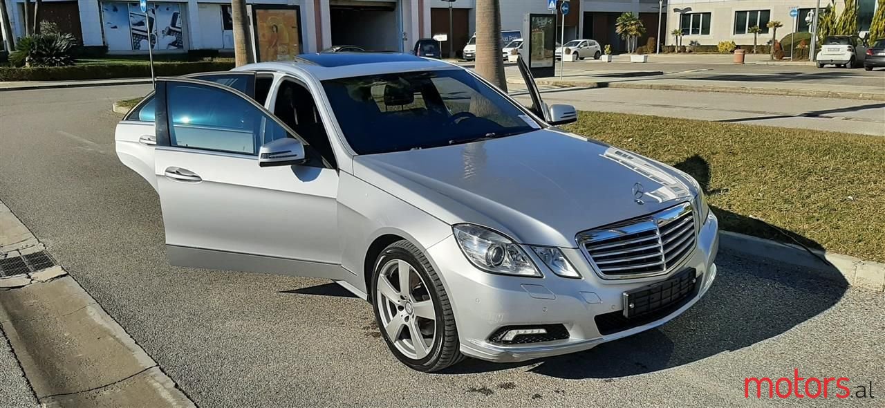 2011' Mercedes-Benz E 300 photo #3