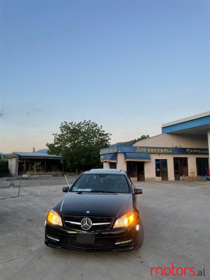 2011' Mercedes-Benz C 300 photo #3