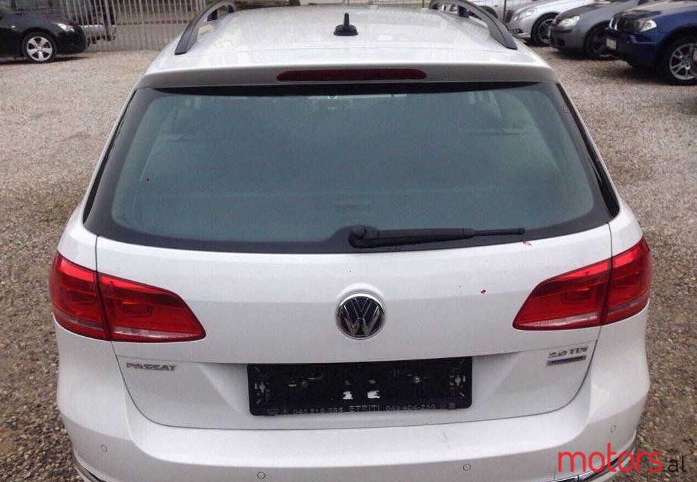 2011' Volkswagen Passat photo #2