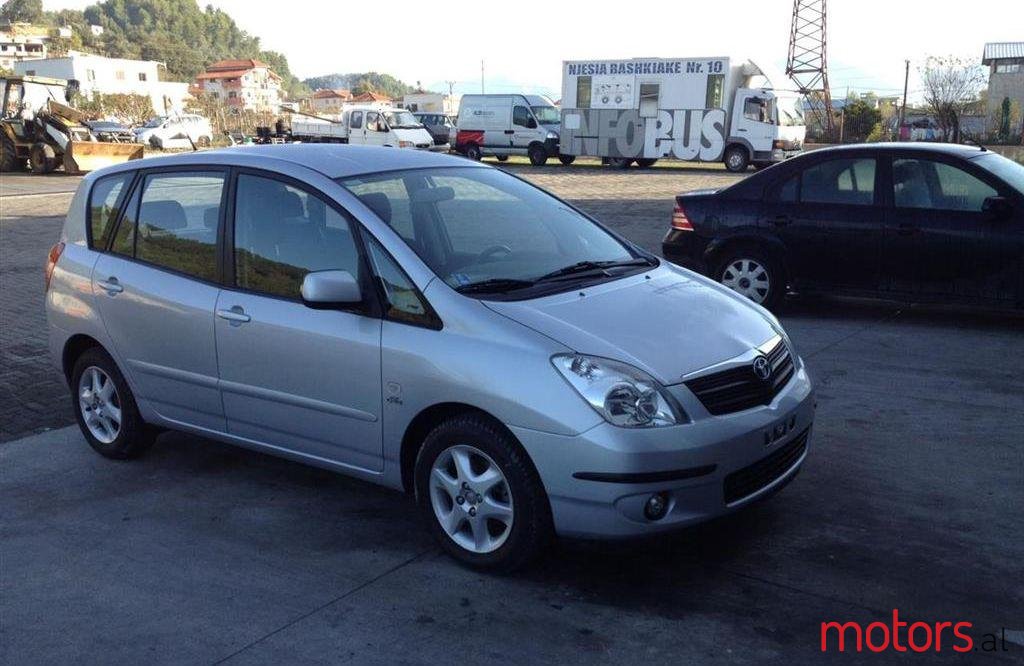 2004' Toyota Corolla Verso photo #1