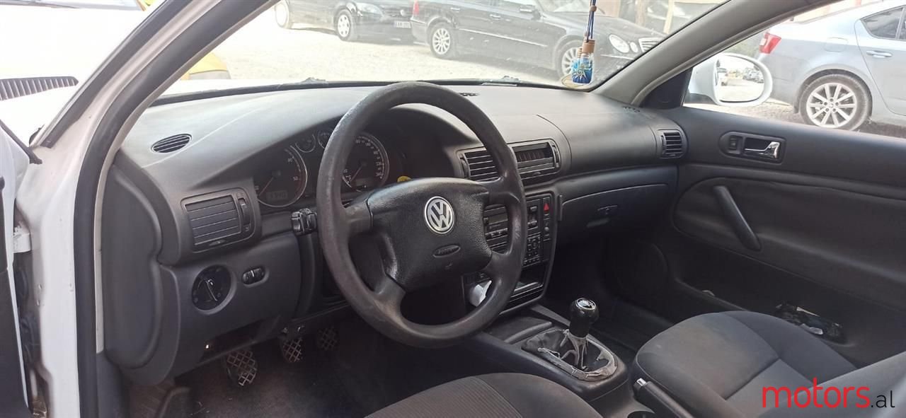 2005' Volkswagen Passat photo #4