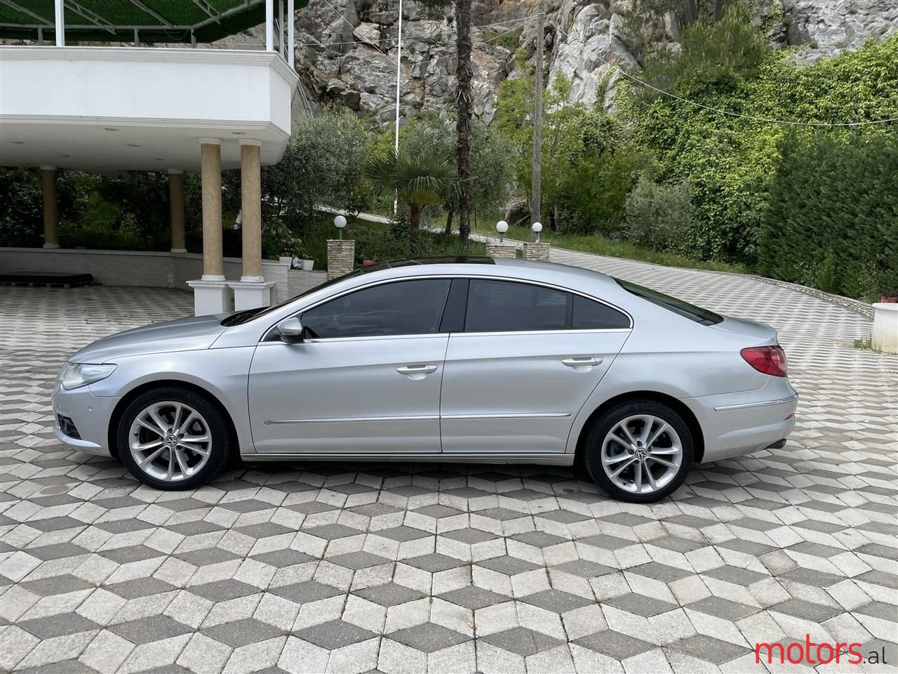 2010' Volkswagen Passat photo #2