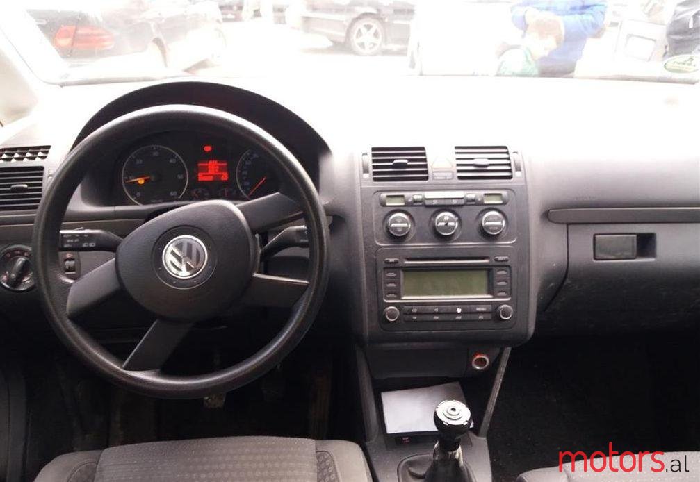 2004' Volkswagen Touran photo #2